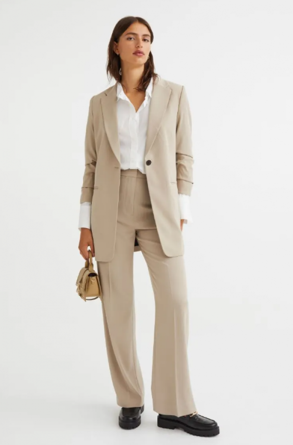 Jas wanita dengan potongan oversized dan lengan panjang